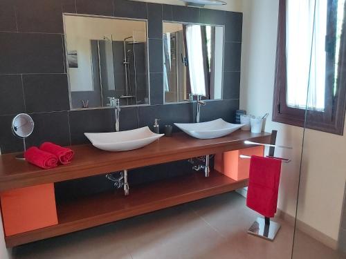 une salle de bain avec deux lavabos et un grand miroir dans l'établissement Casa El Peral, à Puntagorda