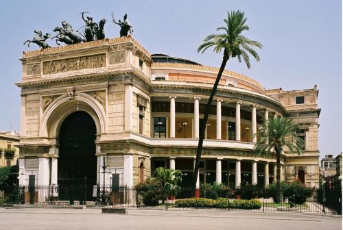 The building in which a vendégházakat is located
