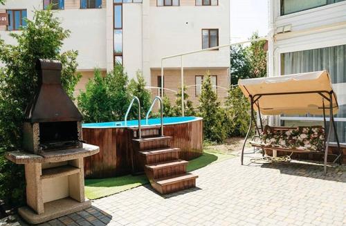 un patio trasero con parrilla y piscina en Apartments Georg-Grad, en Odessa