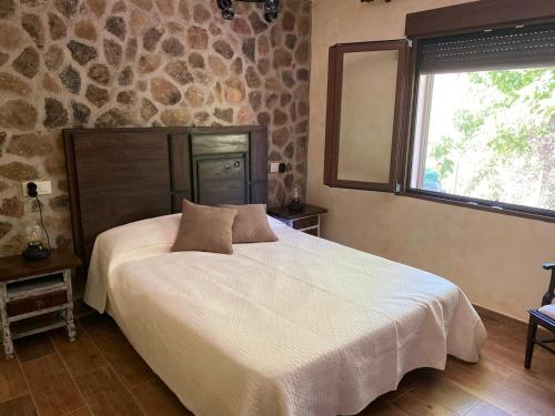 A bed or beds in a room at Casa Rural El Molino