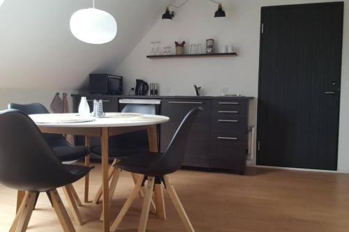 Elleholm في أودنسه: مطبخ مع طاولة وكراسي في غرفة