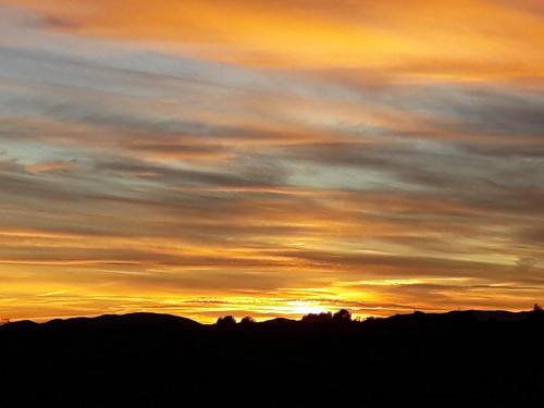 a sunset with the sun setting behind the mountains at Villabellevie in Bras-dʼAsse