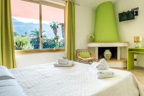 Llit o llits en una habitació de Villa Megna - Green Paradise B&B