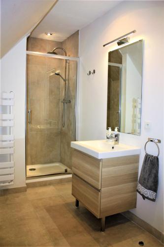 a bathroom with a sink and a shower at Maison Mariela in Luzech