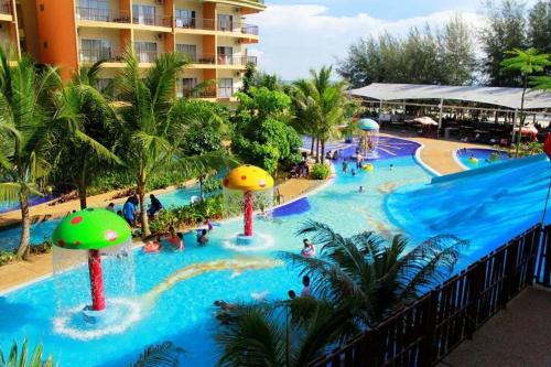 Bazén v ubytování Kak Mar Studio @ Gold Coast Morib Resort nebo v jeho okolí