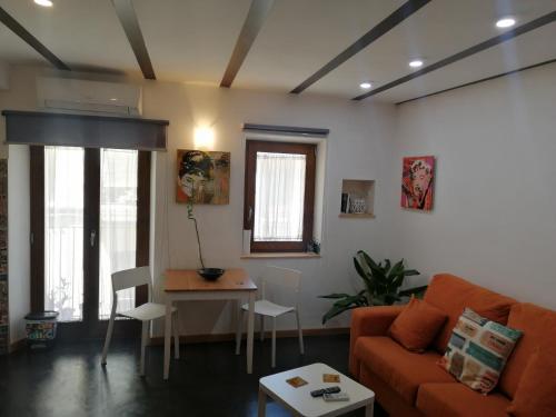 sala de estar con sofá y mesa en Apartamentos 14DeSande, en Cáceres