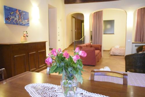 a vase of pink flowers sitting on a table at Bed & Breakfast Montepulciano in Montepulciano