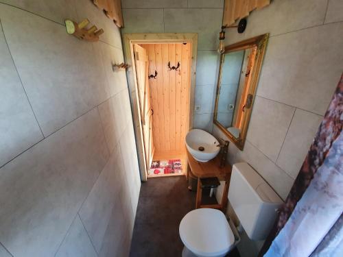 an overhead view of a bathroom with a toilet and a sink at Tiny House Het Reebokje in Vriescheloo