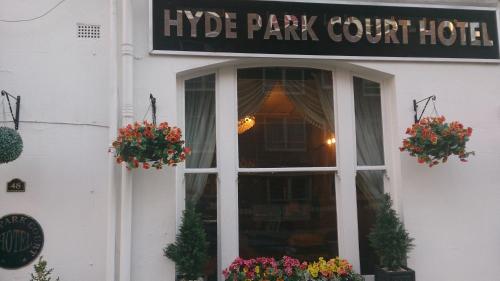 Et logo, certifikat, skilt eller en pris der bliver vist frem på Hyde Park Court Hotel