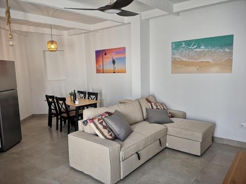 uma sala de estar com um sofá e uma mesa em LA TRAMONTANA DEL SUR em Tarifa