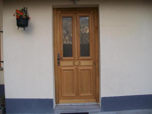 una puerta de madera en el lateral de una casa en chez nicole, en Giez