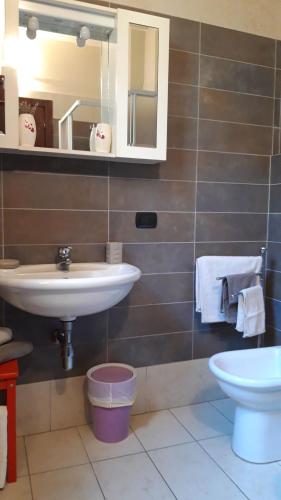 a bathroom with a sink and a toilet at AKANTHO apartment in Mantova