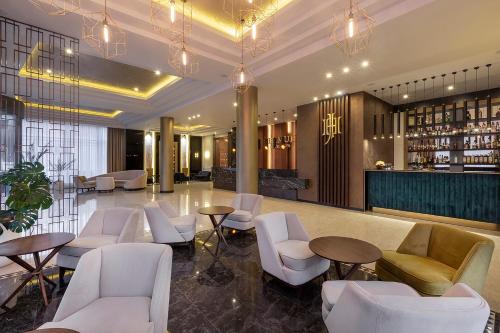 um átrio com cadeiras e mesas e um bar em Jermuk Hotel and SPA em Jermuk