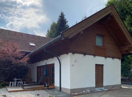 El edificio en el que está el chalet de montaña