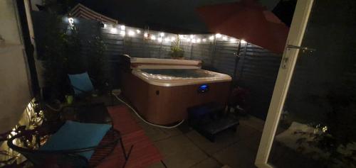 Imagem da galeria de The Orange Fox Lux Room and Hot Tub at The Grumpy Schnauzer Guest House em Airdrie