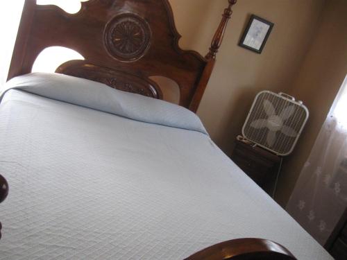 a bedroom with a bed with a wooden frame at La Belle Maison Milot in Samson