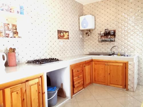 una cucina con lavandino e piano di lavoro di chez souad a Oualidia