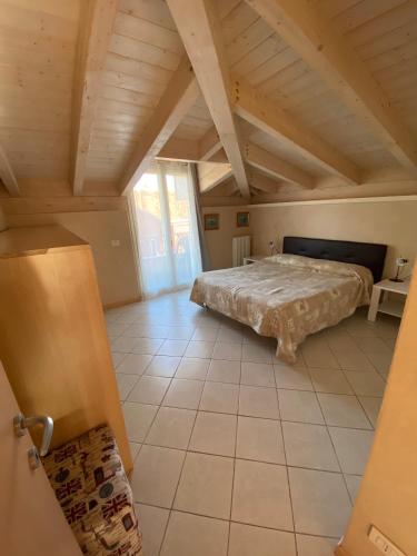 a large bedroom with a bed in a attic at Appartamenti Jamaica in Sirmione