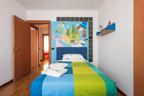 um quarto com uma cama colorida e toalhas em B&B Il Sentiero dei Goti em Monte Grimano Terme