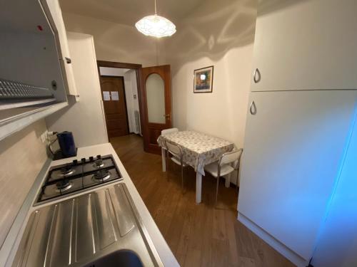 a kitchen with a stove and a refrigerator and a table at Appartamenti Altea in Sirmione