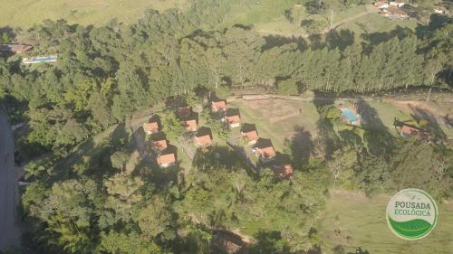 una vista aérea de un grupo de casas en un campo en Pousada Ecológica Rio do Peixe, en Socorro