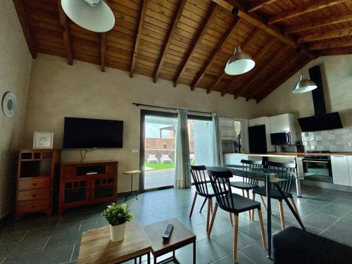 a kitchen and dining room with a table and chairs at LA ERA 2 in Cotillo
