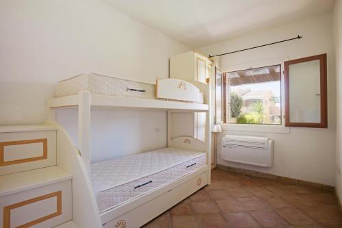 een kleine kamer met witte planken en een raam bij Residence Zodiaco in Santa Teresa Gallura