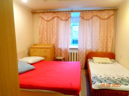 トムスクにあるАпартаменты 2-к Иркутский тракт 12のベッドルーム1室(ベッド2台、窓付)