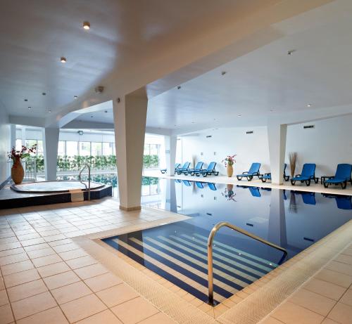 Swimming pool sa o malapit sa Mercure Cardiff Holland House Hotel & Spa