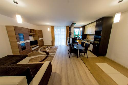 een woonkamer met een bank en een tafel in een kamer bij Terezianum Apartments, Free Parking in Sibiu