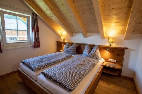 Tempat tidur dalam kamar di Zweimäderlhaus