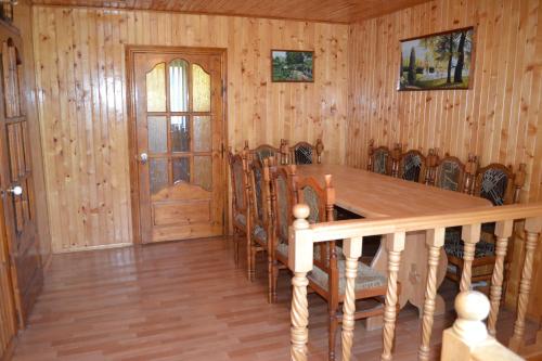 Iltsi的住宿－ЮрДар，一间带木桌和椅子的用餐室