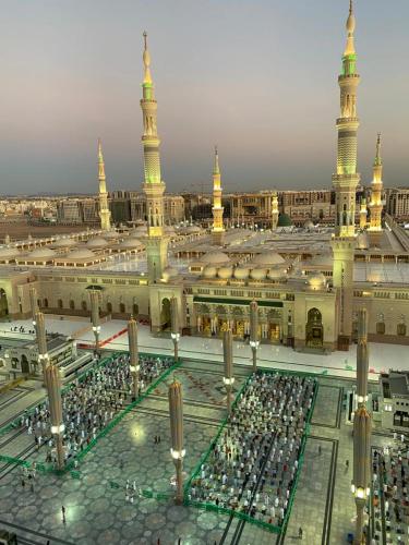 أجنحة زاد الإيمان في المدينة المنورة: مبنى كبير به مسجد به الكثير من الناس