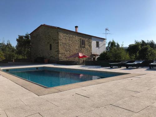 a swimming pool in front of a building at Casa Kika e Noelle in Castanheira de Pêra