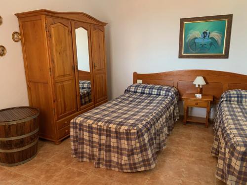 Habitación de hotel con 2 camas y armario en Casitas Rosheli, en Los Llanos de Aridane