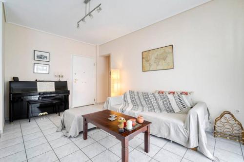 Χώρος καθιστικού στο Cosy and Confortable