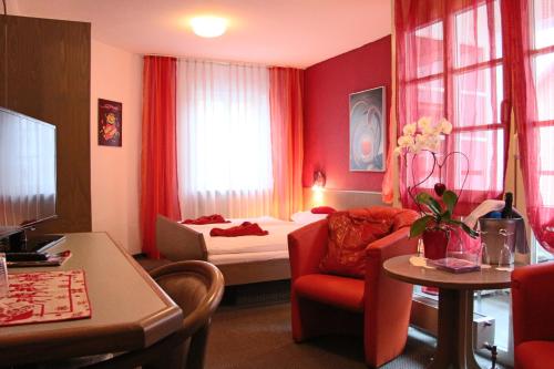 Postel nebo postele na pokoji v ubytování Hotel am Schloss Neuenstein