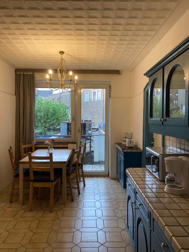 een keuken met een tafel en een eetkamer bij Goldfinger Shared Apartment in Keulen