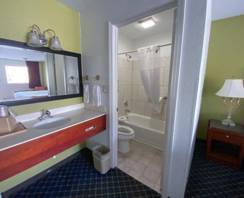 Bathroom sa Royal Inn Richmond Hill- Savannah I-95