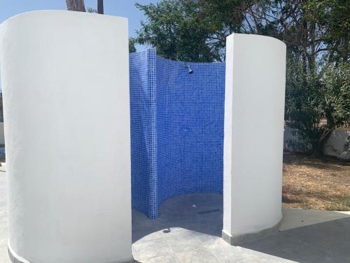 two white columns in front of a blue building at Melo sur in Playa de las Americas