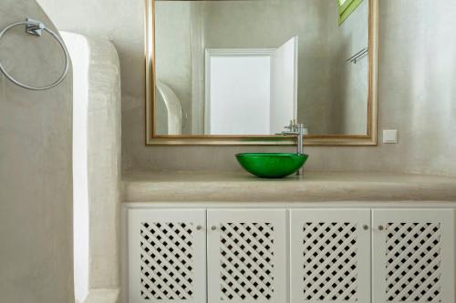 a bathroom with a green bowl on a sink at Aelia by Eltheon in Imerovigli