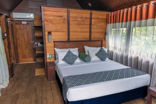 - une chambre avec un lit dans l'établissement Nice Place Resort, à Dambulla