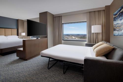 Un pat sau paturi într-o cameră la Hyatt Regency Dulles