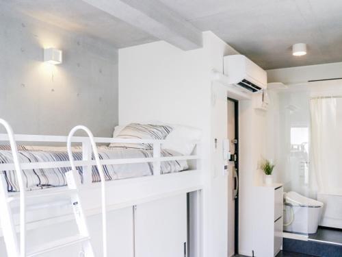 Una habitación con dos literas y un baño. en Urbanage Takadanobaba apartment, en Tokio