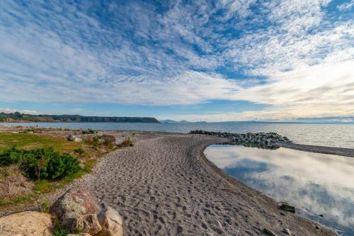 a gravel road next to a body of water at Waitahanui Lakefront Escape - Waitahanui Home in Waitahanui