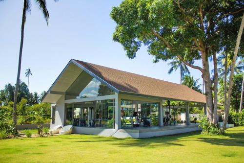 a building with windows and a roof at Baan Kilee in Lipa Noi