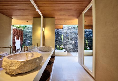 a bathroom with two sinks and a large stone tub at Baan Kilee in Lipa Noi