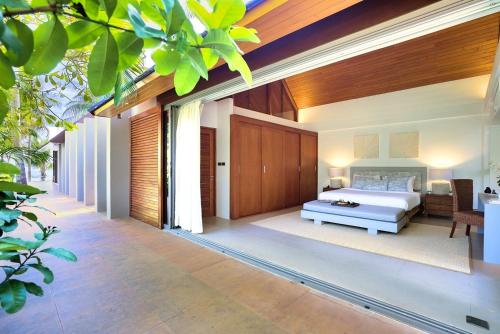 a bedroom in a villa with a bed at Baan Kilee in Lipa Noi