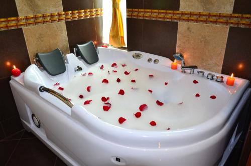 a bath tub filled with hearts on top of it at Kuna Hotel in Cuenca