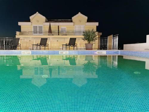 Bazén v ubytovaní Apartments Villa Moonlight alebo v jeho blízkosti